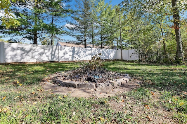 view of yard featuring a fire pit