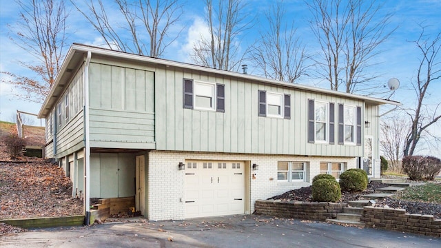 view of front facade featuring a garage