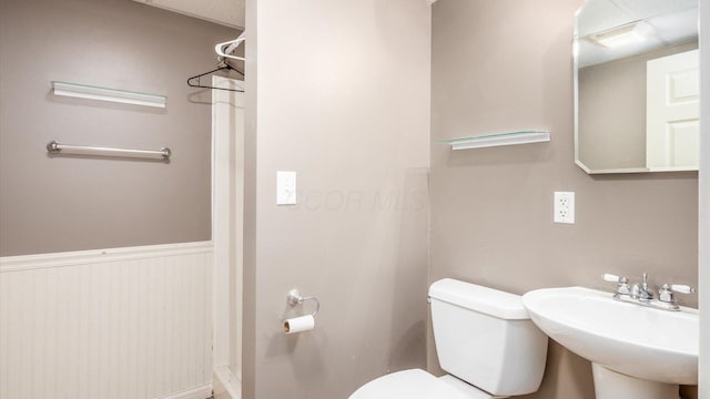 bathroom featuring toilet and sink