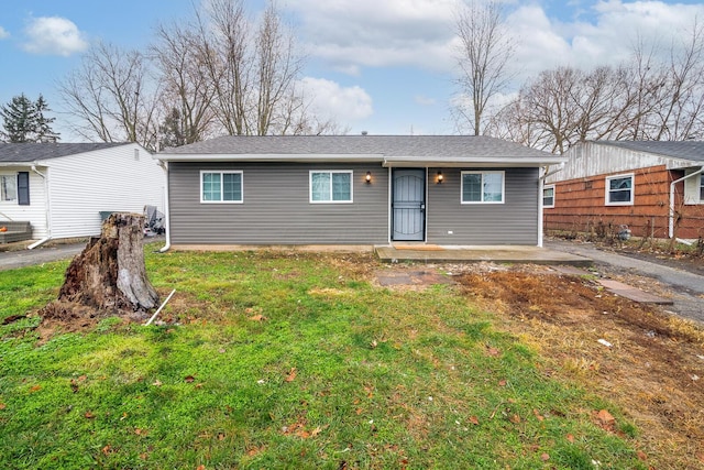 single story home featuring a front lawn