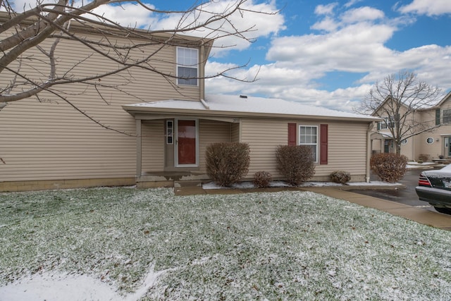 view of front of home featuring a front lawn