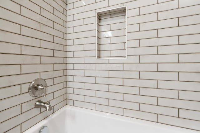 bathroom with tiled shower / bath combo