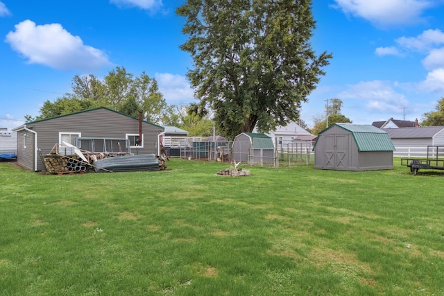 view of yard with a storage unit