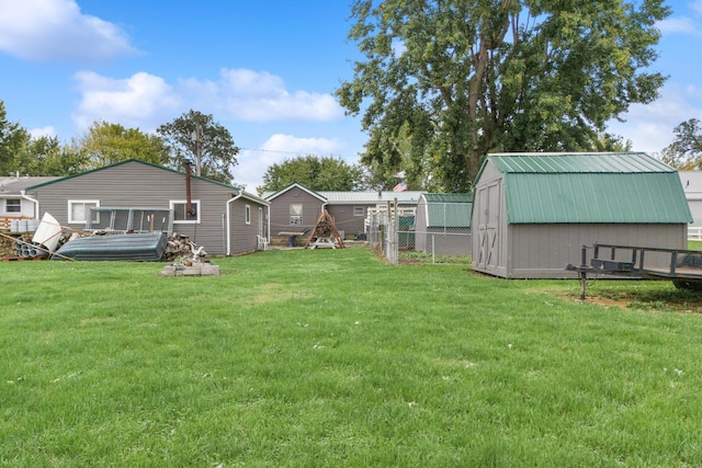 view of yard featuring a shed