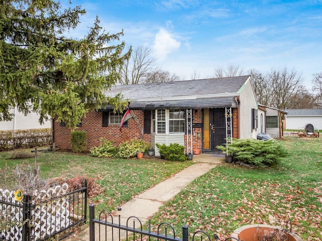 single story home featuring a front lawn