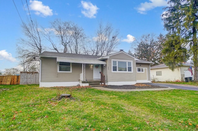 view of front of home featuring a front yard