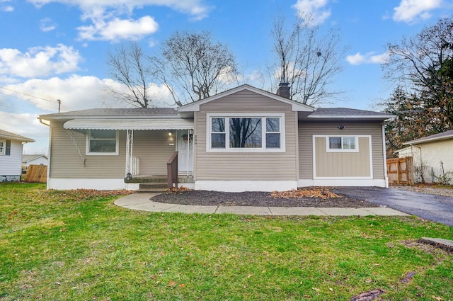 view of front of property featuring a front lawn