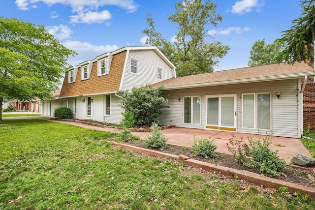 view of front of property featuring a front yard