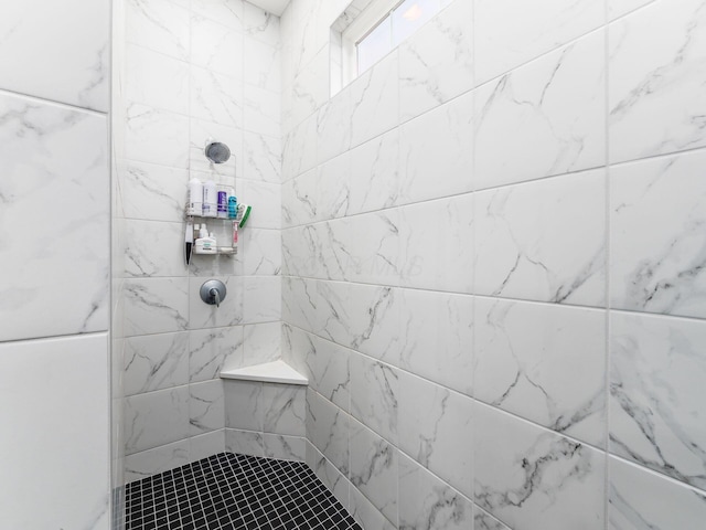 bathroom featuring a tile shower