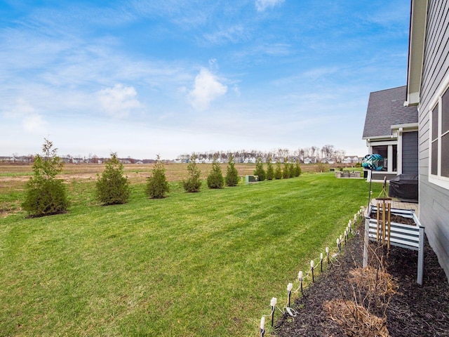 view of yard featuring a rural view