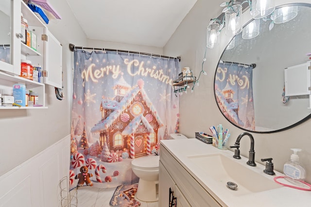 bathroom with a shower with curtain, vanity, and toilet