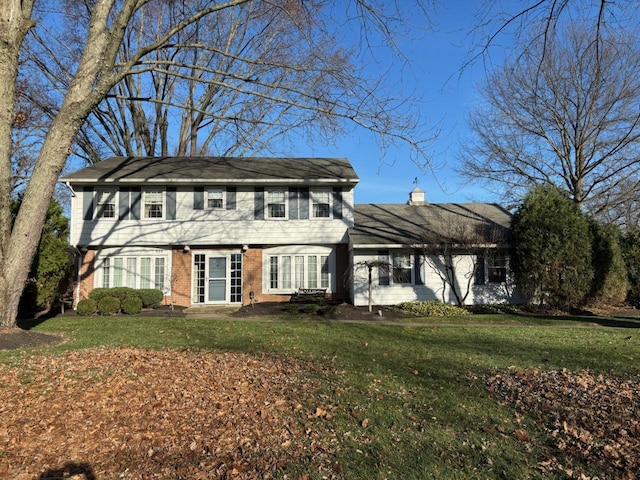 colonial home featuring a front yard