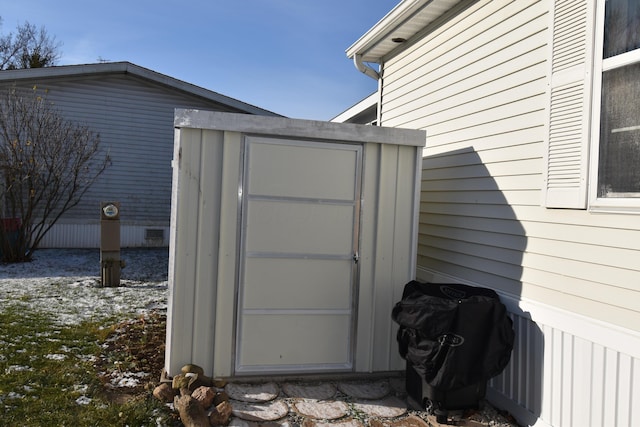 view of outbuilding