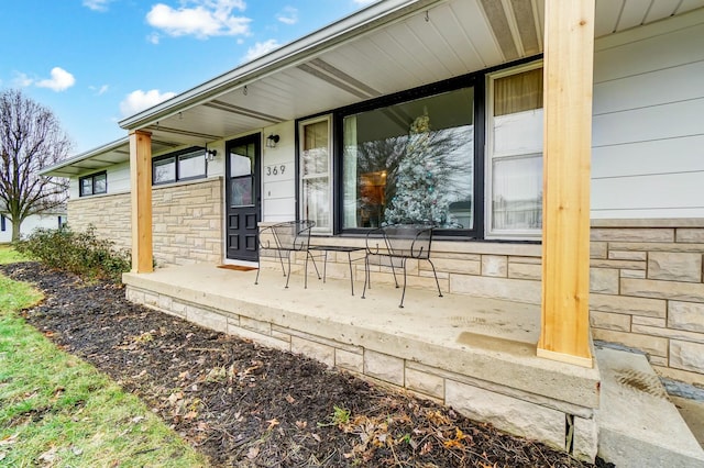 property entrance featuring a porch