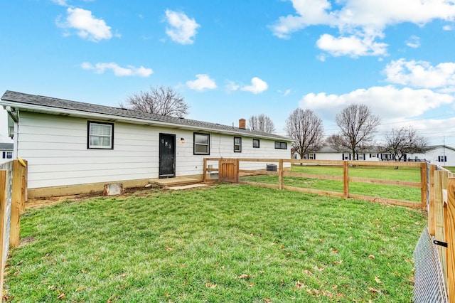 view of front of house featuring a front yard