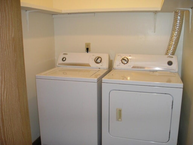 washroom featuring washing machine and clothes dryer