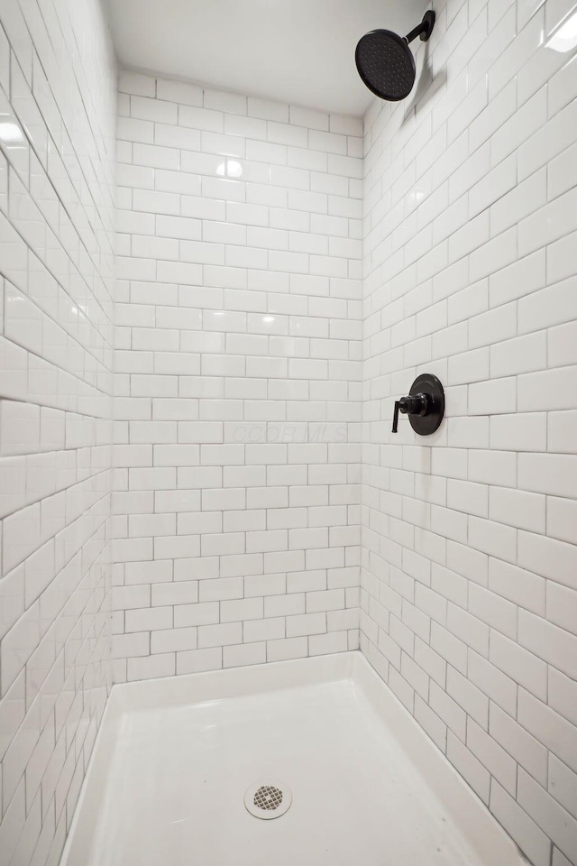 bathroom featuring tiled shower