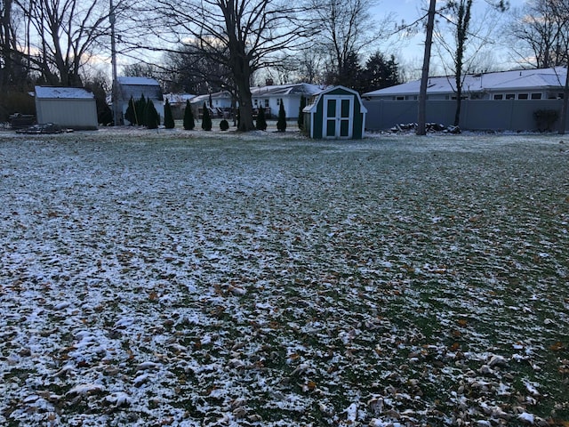 view of yard featuring a shed