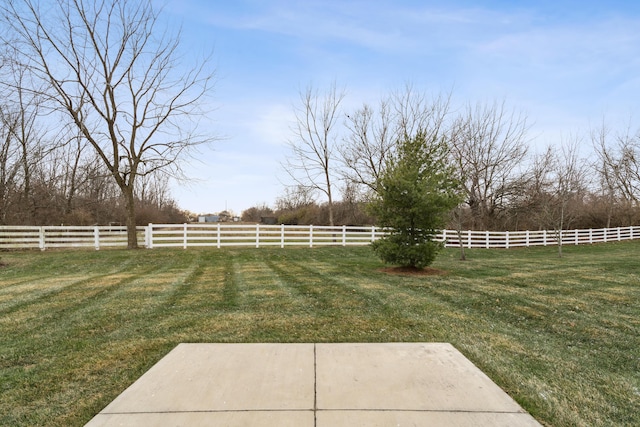 view of yard featuring a rural view