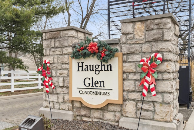 view of community / neighborhood sign