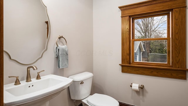 bathroom featuring toilet and sink