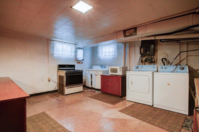 washroom featuring washer and clothes dryer