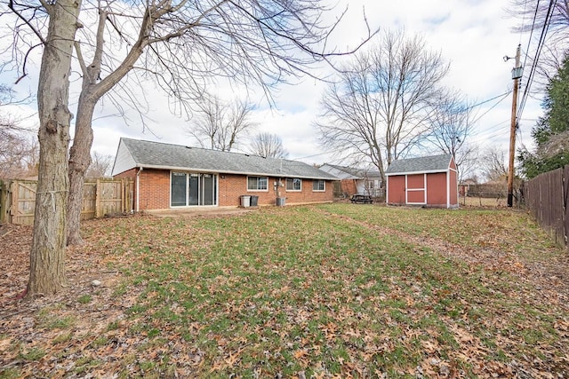 view of yard featuring a storage shed