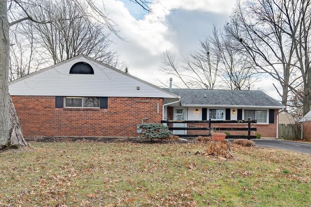 single story home with a front yard