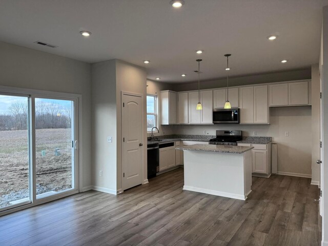 kitchen with recessed lighting, stainless steel appliances, a sink, visible vents, and white cabinets