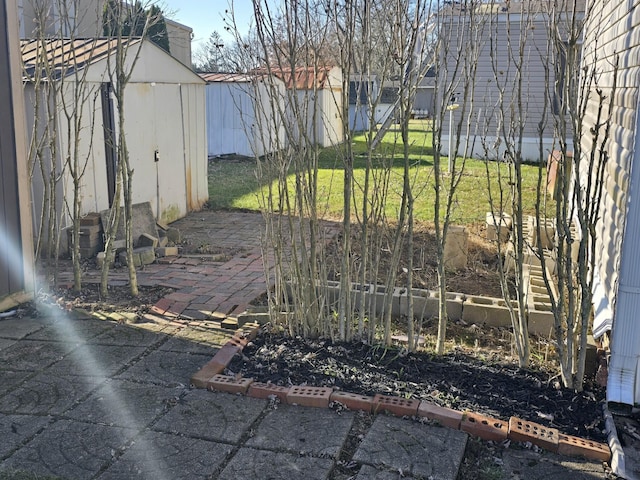 view of yard featuring a storage shed