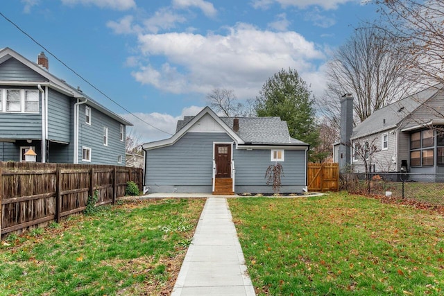 view of front of home featuring a front yard