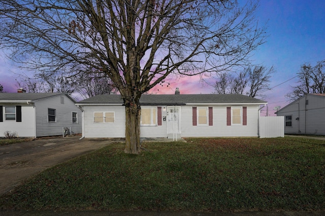 view of front facade featuring a yard