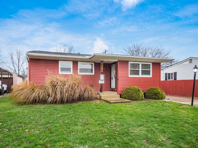 view of front of property featuring a front yard