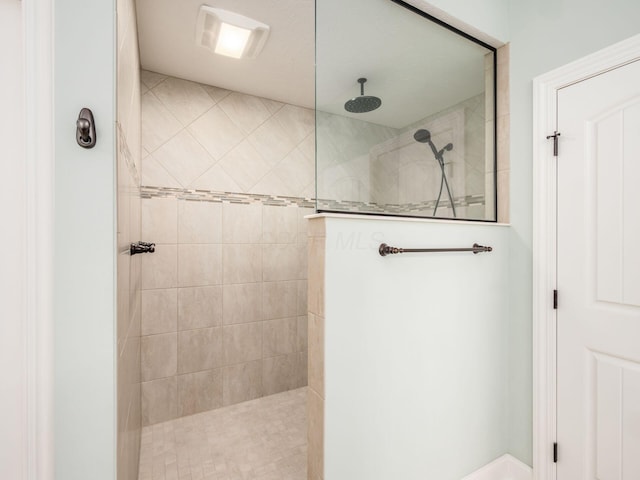 bathroom featuring a tile shower