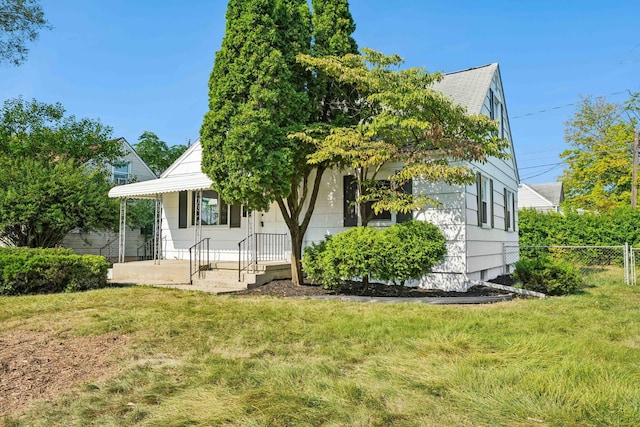 view of front of property featuring a front lawn