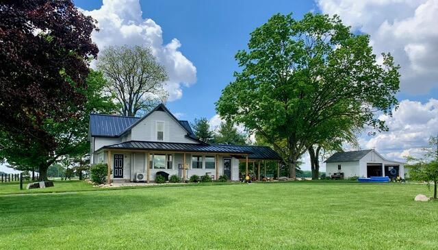 view of front of property with a front yard