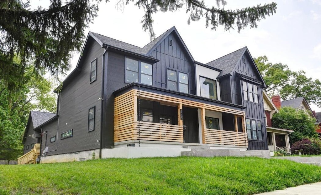 view of front facade with a porch and a front lawn