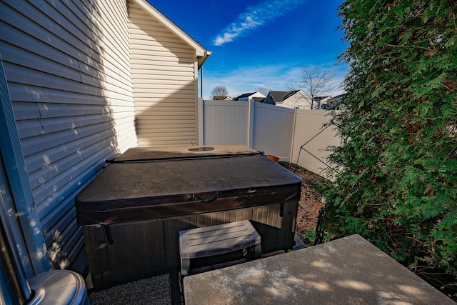 view of yard with a hot tub