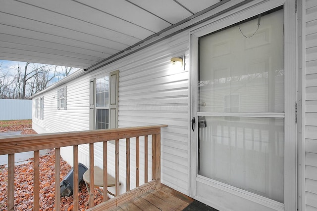 property entrance featuring a deck