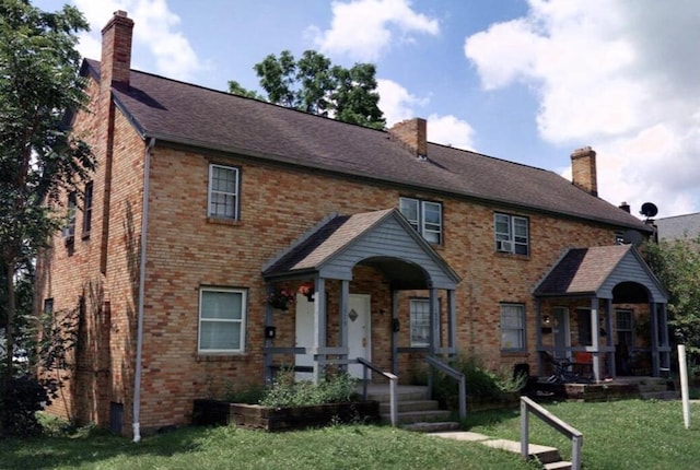 view of front facade featuring a front yard