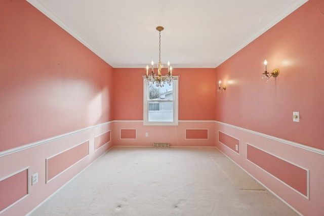 unfurnished room featuring carpet, a chandelier, and ornamental molding