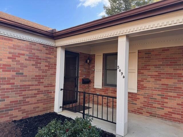 property entrance featuring a porch