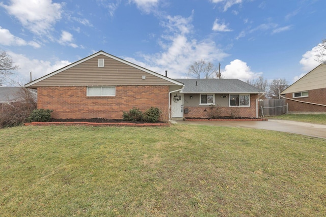 single story home featuring a front lawn