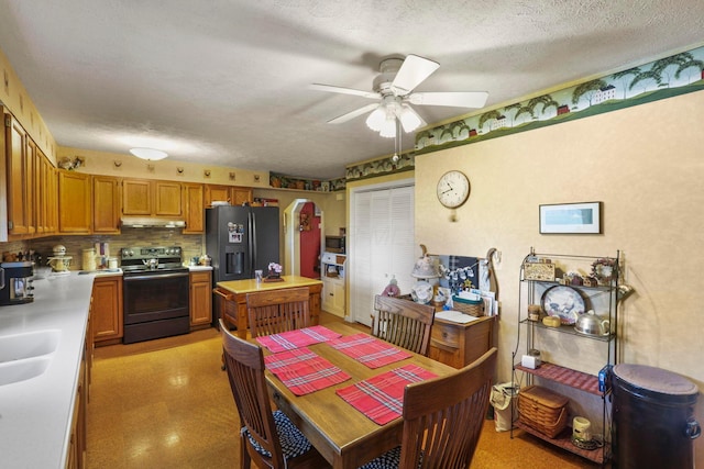 kitchen featuring tasteful backsplash, electric range oven, black fridge with ice dispenser, a textured ceiling, and ceiling fan