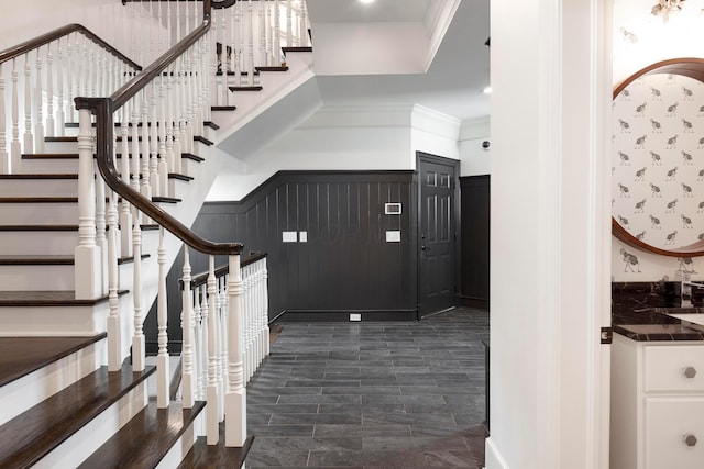 entryway with crown molding