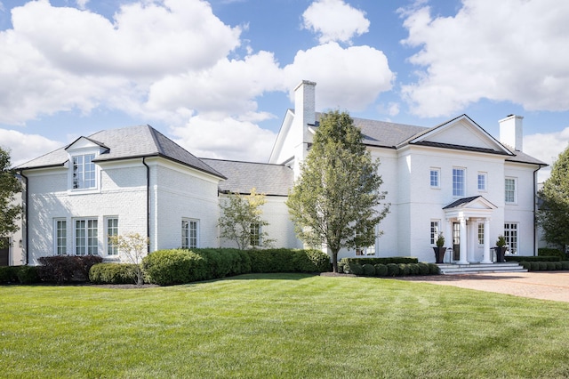 view of front of property featuring a front yard