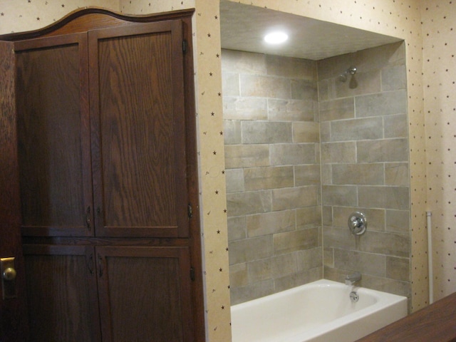 bathroom with tiled shower / bath