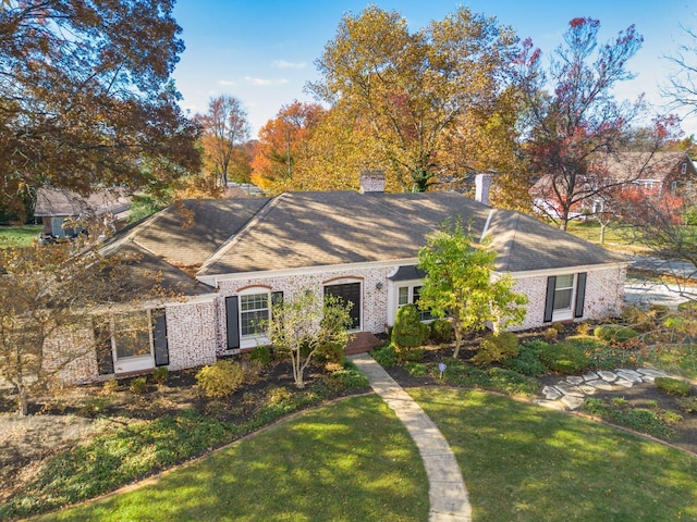 ranch-style house featuring a front yard