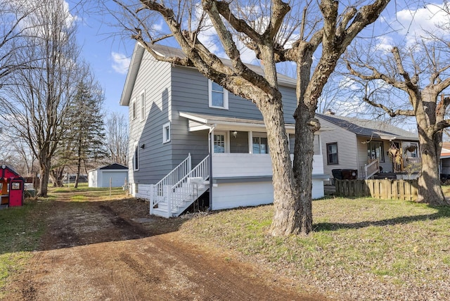 view of front of house featuring a front lawn