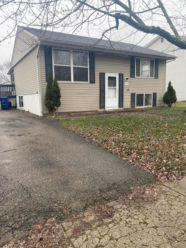 view of front facade featuring a front yard